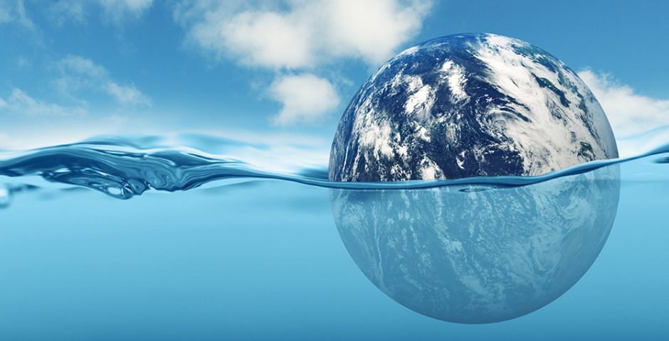 Die Erde schwimmt halb im blauen klaren Wasser